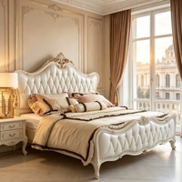 Lit King Size Rococo Français, finition or ivoire antique, bois sculpté, cuir capitonné ivoire, mobilier de chambre pour suite principale de villa