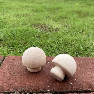 Venta al por mayor hecha a mano de 2 agujeros Gnomo de madera Peg Doll con botón de madera ecológico técnica de chapado - Product Image 4