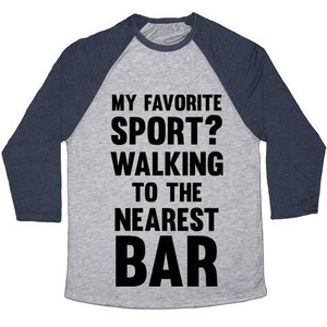 กีฬาโปรดของฉันคืออะไร? เดินไปที่บาร์ที่ใกล้ที่สุด เสื้อยืดเบสบอลแบบทรีเบลนด์สำหรับทุกเพศ - Product Image 2