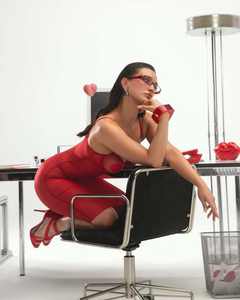 طقم ملابس نوم حمراء مثيرة للنساء البالغات بتصميم خيالي مع حمالة صدر شفافة وشرابات هيلتوس وأغطية حلمات مزينة بالترتر - Product Image 2