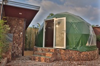 Tente dôme géodésique en PVC imperméable et robuste avec grande porte en verre, pour un glamping de luxe en plein air