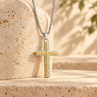 ARNAN Nouveau Design Collier Croix en Acier Inoxydable Vintage Baroque Texturé Pendentif Croix 3D Bijoux Tendance pour Femme Cadeaux d'Anniversaire