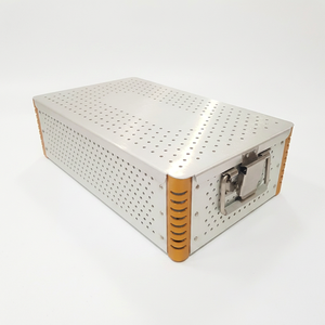 Boîte d'instruments de stérilisation en aluminium de qualité supérieure avec des évents perforés pour une utilisation médicale, chirurgicale, dentaire et de laboratoire - Product Image 1
