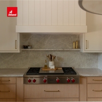 Armoire de cuisine Alland de style Shaker moderne en chêne blanc avec accent en arc et panneau cannelé – Design de cuisine de luxe