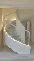 Escalier en colimaçon minimaliste Prima Cream avec réduction du bruit et amortissement, idéal pour les maisons résidentielles modernes en duplex