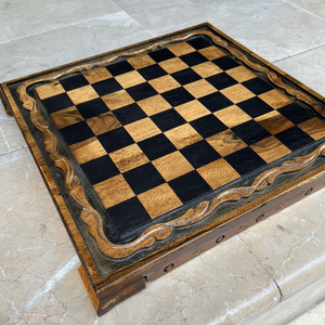 Échiquier en bois avec des éléments de design modernes construits pour se fondre avec le mobilier contemporain tout en offrant une fonction complète - Product Image 1