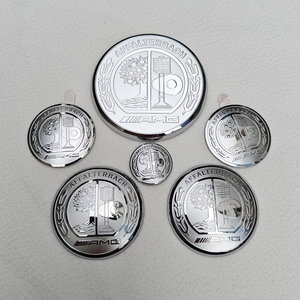 Targhetta in Alluminio Personalizzata Moderna 3D Incisa in Rilievo per Logo Auto con Etichetta Placcata Argento e Stampa UV Incisa al Laser - Product Image 1