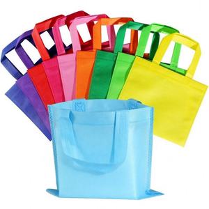 Sac fourre-tout en tissu non tissé pliable et réutilisable, imprimé avec logo personnalisé, motif lettres, pour usage promotionnel (vente en gros) - Product Image 1