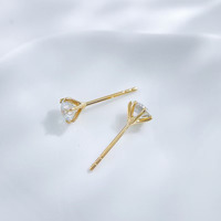 Boucles d'oreilles clous en or jaune 18 carats avec diamant de laboratoire solitaire rond effet ombre à six griffes, simples et élégantes