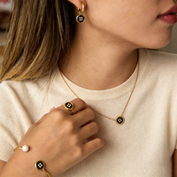 Parure de bijoux émaillés noir et blanc pour femme, en acier inoxydable plaqué or 18 carats, avec bouton émaillé, perle CZ, bracelet ouvert, collier et bague