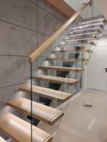 Escalier en tube carré moderne durable personnalisé avec surface antidérapante, garde-corps en verre pour usage intérieur dans les hôtels et villas, respectueux de l'environnement