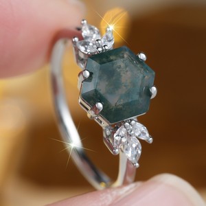 Anillo de Compromiso Único de Plata Bañada con Circonita Verde y Ágata Musgosa Inspirado en la Naturaleza, Grabable, de Joyería Fina Abiding - Product Image 5