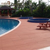 Terrasse en composite WPC antidérapante et anti-âge pour usage commercial en extérieur, finition noyer