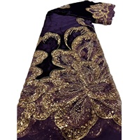 Tissu en velours violet K/C brodé de dentelle tissée, orné de paillettes dorées lourdes, de perles et de strass pour robe africaine Aso