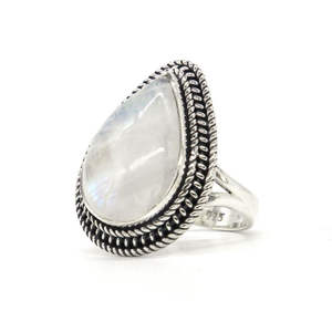 Anillo de Plata de Ley 925 Hecho a Mano con Piedras Preciosas Naturales, Piedra Lunar Blanca Arcoíris en Forma de Lágrima, Anillo de Plata Moderno con Engaste de Bisel - Product Image 1