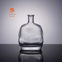 Bouteille en verre carrée plate arrondie de 700 ml, idéale pour l'emballage du brandy, du whisky et des spiritueux haut de gamme en articles cadeaux