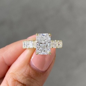 Anneaux de bijouterie fine pour femmes en or jaune 18 carats avec diamant moissanite taille radiant de 3,0 carats, bande épaisse, design tendance - Product Image 3