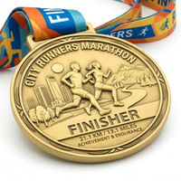 Médaille de fin de course de demi-marathon en alliage de zinc doré mat avec relief 3D personnalisé pour les compétitions de course urbaine – Vente en gros