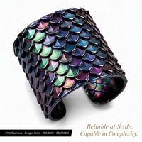 Bracelet manchette personnalisé en acier inoxydable 316L, motif écailles de dragon, finition PVD effet iridescent, bijou gothique tendance, OEM ODM