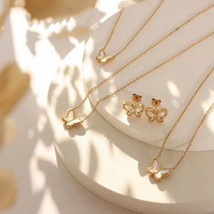 French Simple Collection Plaqué Or 18K Chaîne Clavicule Petites Boucles d'Oreilles Papillon Coquillage Blanc Frais pour Anniversaires - Product Image 1