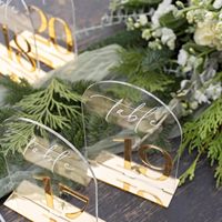 Numéros de table de mariage en acrylique transparent arqué avec base miroir dorée, élégantes pancartes de table en calligraphie pour la réception de mariage