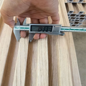 Revestimiento de madera de alta calidad, tablero de revestimiento estriado compuesto de plástico Interior, Panel de pared decorativo de madera 3D WPC - Product Image 3