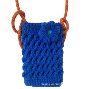 Sac bandoulière pour téléphone en tricot de laine fait main, motif floral, doublure en coton, style frais et doux, prêt à l'emploi, vente en gros, motif Petite Rouge Capuche - Product Image 4