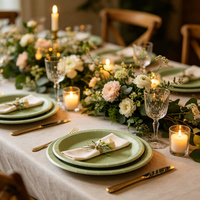 Assiettes en papier vert sauge en gros pour mariages, fêtes prénuptiales et réceptions en plein air