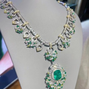 Hermosa mujer Moissanite <span class=keywords><strong>Columbia</strong></span> Esmeralda Piedra preciosa Plata pura Chapado en oro Top Collar de colección de lujo - Product Image 2