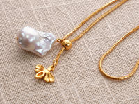 Collier pendentif abeille en perle baroque, laiton plaqué or, chaîne longue de 56 cm, bijoux de style Lyst pour femmes