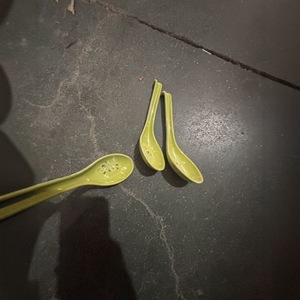 Cuchara de sopa de mango largo, color verde, diseño sólido, uso comercial para servir hot pot, ramen y arroz - Product Image 3