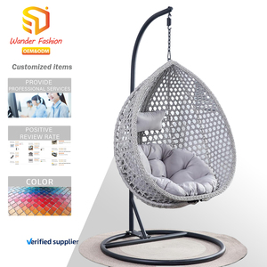 Sedia a dondolo singola in rattan PE dal design moderno, perfetta per terrazze, giardini e patii esterni, ideale per il relax. - Product Image 1