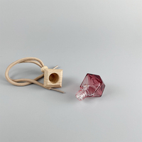 Fabricant de bouteille de parfum de voiture suspendue rouge dégradé de 8ml Bouteille en verre d'arôme portable Bouteille en verre rafraîchissante avec couvercle en bois