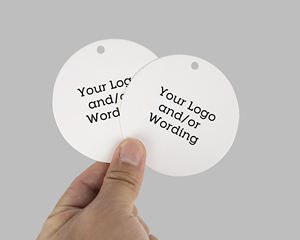 Étiquettes volantes kraft imprimées de luxe en papier rond en relief étiquettes volantes pour vêtements étiquette volante personnalisée pour marque de vêtements avec logo - Product Image 2