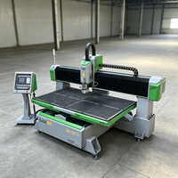 Machine de découpe CNC avec table de 1300*2500 mm, maintient des performances à haute vitesse pour le travail du bois quotidien