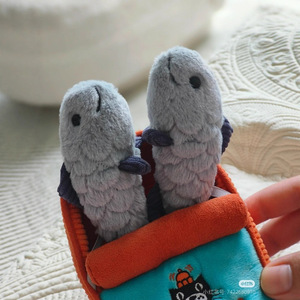 PLAYPOP Versión Alta Estilo JC Peluche de Sardinas Amuseable con Base Ponderada Desmontable, Textura de Pana, Regalo Boutique - Product Image 1