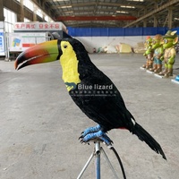 Sculpture d'oiseau toucan animatronique réaliste, décoration de parc à thème tropical intérieur, statue de toucan en mousse pour exposition intérieure