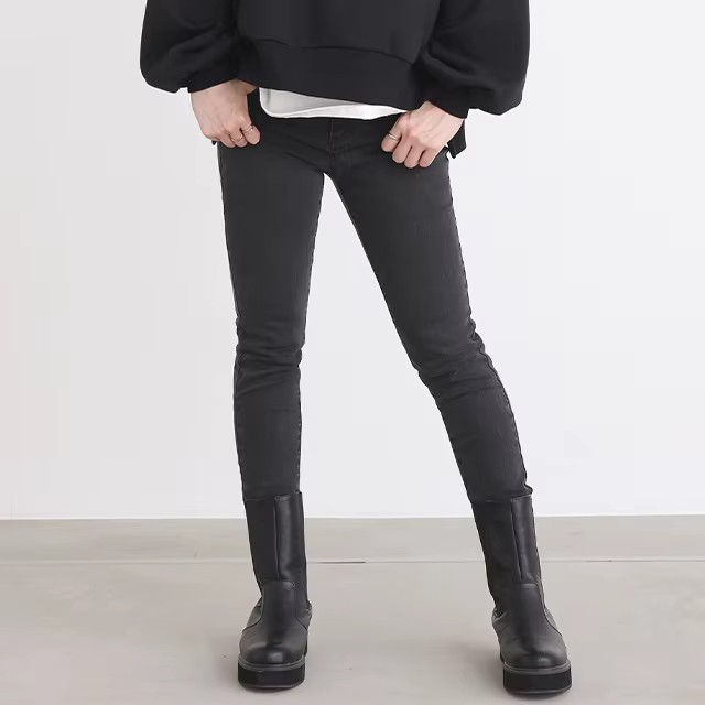 Comodidad y Estilo a Medida: chicas negras en jeans ajustados
