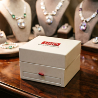 Petite boîte à bijoux artisanale avec fermeture magnétique, logo en relief, forme rectangulaire, doublure en éponge, petit couvercle mat