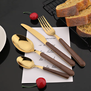 Juego de Cubiertos Antiguos Dorados de Acero Inoxidable con Textura de Madera y Mango de Plástico, Cuchara y Tenedor Planos - Product Image 5
