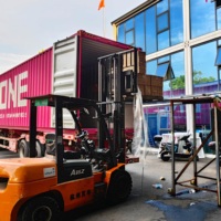 Maison mobile modulaire préfabriquée en acier de 20 pieds, conteneur portable au design moderne pour bureau à domicile, hôtel, magasin, toilettes extérieures
