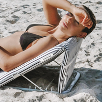 Chaise longue de plage pliable et portable haut de gamme avec logo, rembourrée, légère, à rayures, avec support dorsal pour piscine et tapis de sol