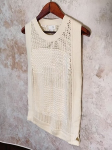 Top de cuello redondo de Cachemira de ganchillo de punto sin mangas en blanco - Product Image 2