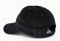 Zwarte logo geborduurde ongestructureerde pet met verstelbare sluiting, casual baseballcap