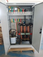 Régulateur de tension triphasé série SBW 300 kVA AVR SVC haute efficacité 98 % bobine entièrement en cuivre entrée 300 V-460 V sortie 380 V/400 V