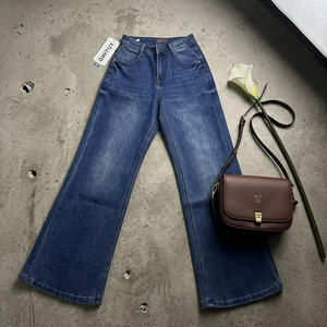 Jean tendance 2026 vintage indigo taille haute coupe skinny et jambe large, idéal pour les silhouettes en forme de poire, denim amincissant, été, chic urbain, rétro - Product Image 3