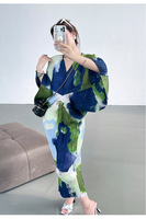 Robe plissée sur mesure style Miyake pour femme, élégante, imprimé artistique, col en V, manches chauve-souris, longue, tenue de fabricant