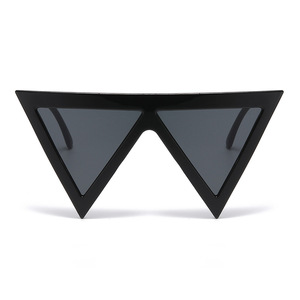 Gafas de Sol Triangulares Invertidas Personalizadas para Mujer, Montura Negra, Protección UV400, Estilo Instagram, Gafas de Sol de Moda para Exteriores - Product Image 5
