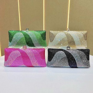 กระเป๋าคลัทช์โพลีเอสเตอร์หรูหราสำหรับผู้หญิง ประดับด้วยหัวเข็มขัดเพชรเทียม เหมาะสำหรับงานแต่งงาน เพื่อนเจ้าสาว งานเลี้ยงตอนเย็น สายสะพายโซ่ Tanjing - Product Image 4