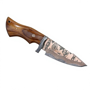 Cuchillo de Camping de 9 Pulgadas, Hecho a Mano con Acero de Damasco y Cobre, Grado Industrial, Mango de Resina, Funda de Cuero, Marca Ahmad Fabric - Product Image 6